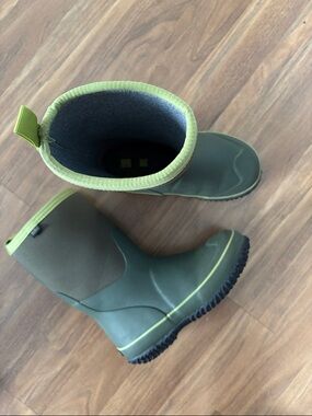 Kids Youth Green Rain Boots - Waterproof Slip On in Size 2 US or 33 EU